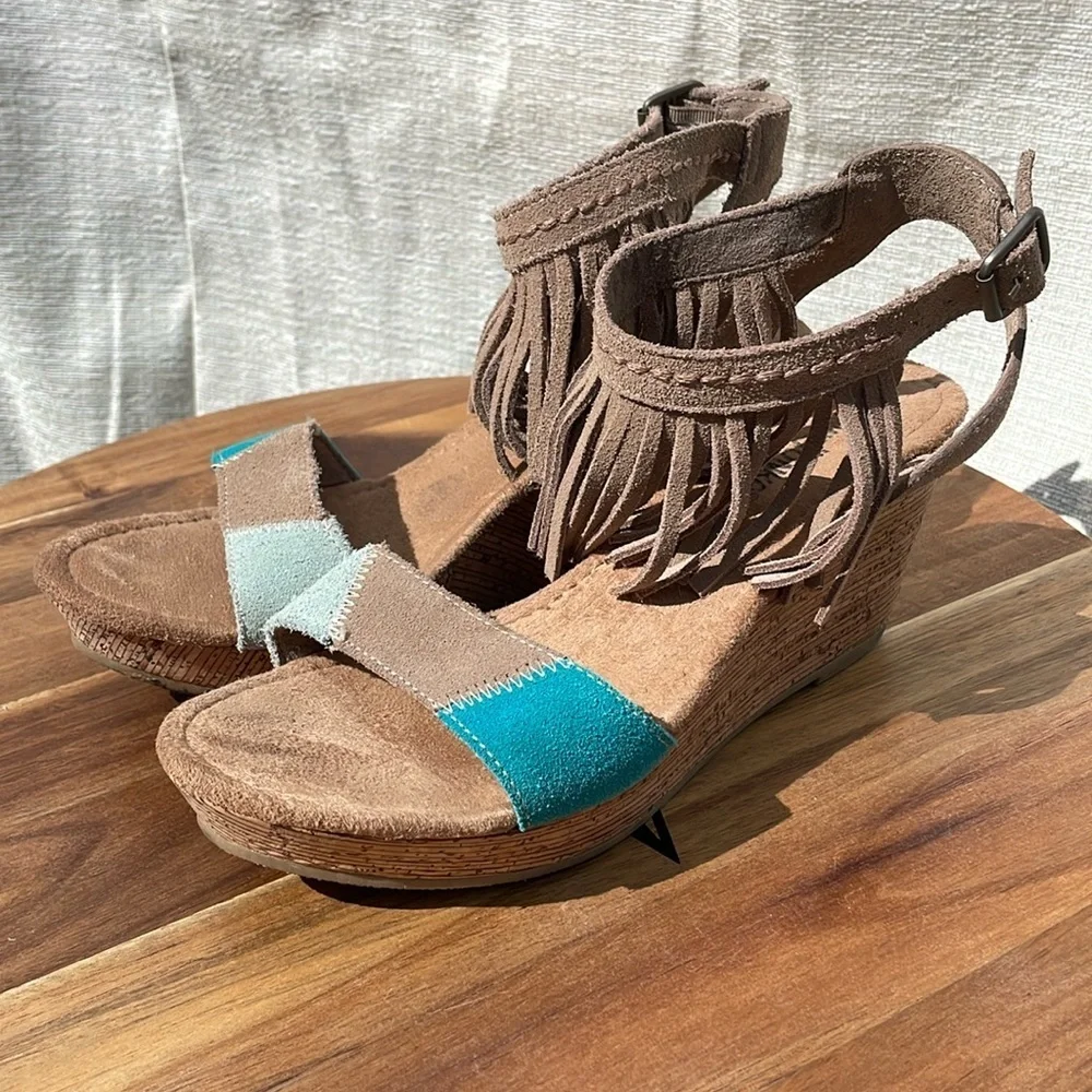 Minnetonka Women’s Poppy 71327 Tan Aqua Ankle Strap Fringe Suede Wedge Size 9